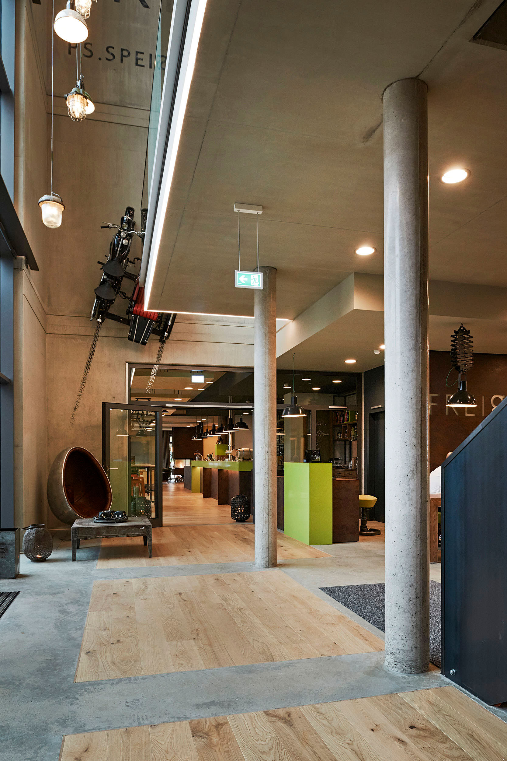 Clinker, exposed concrete, glass and wood: Design Hotel FREIgeist captivates with its industrial charm on HARO floors