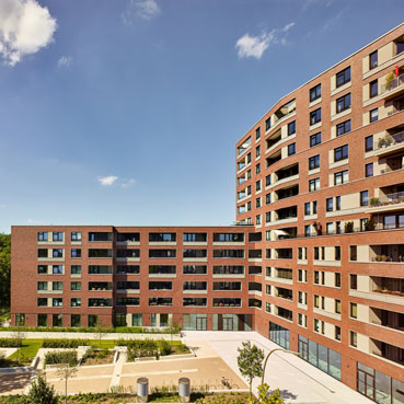 New apartments and shops are being erected on about 4.500 m² of space on the site of the former Barmbek rail freight terminal.