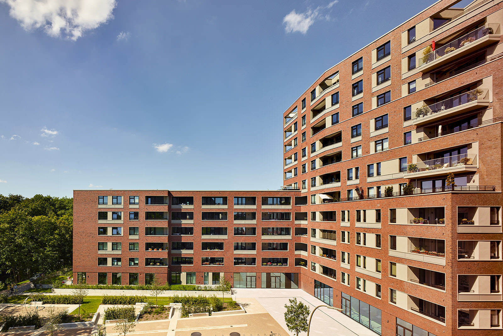 New apartments and shops are being erected on about 4.500 m² of space on the site of the former Barmbek rail freight terminal.